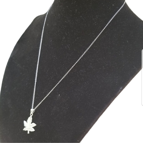 VINTAGE SK SIGNED STERLING SILVER CHAIN & LEAF PENDANT NECKLACE - Picture 3 of 5